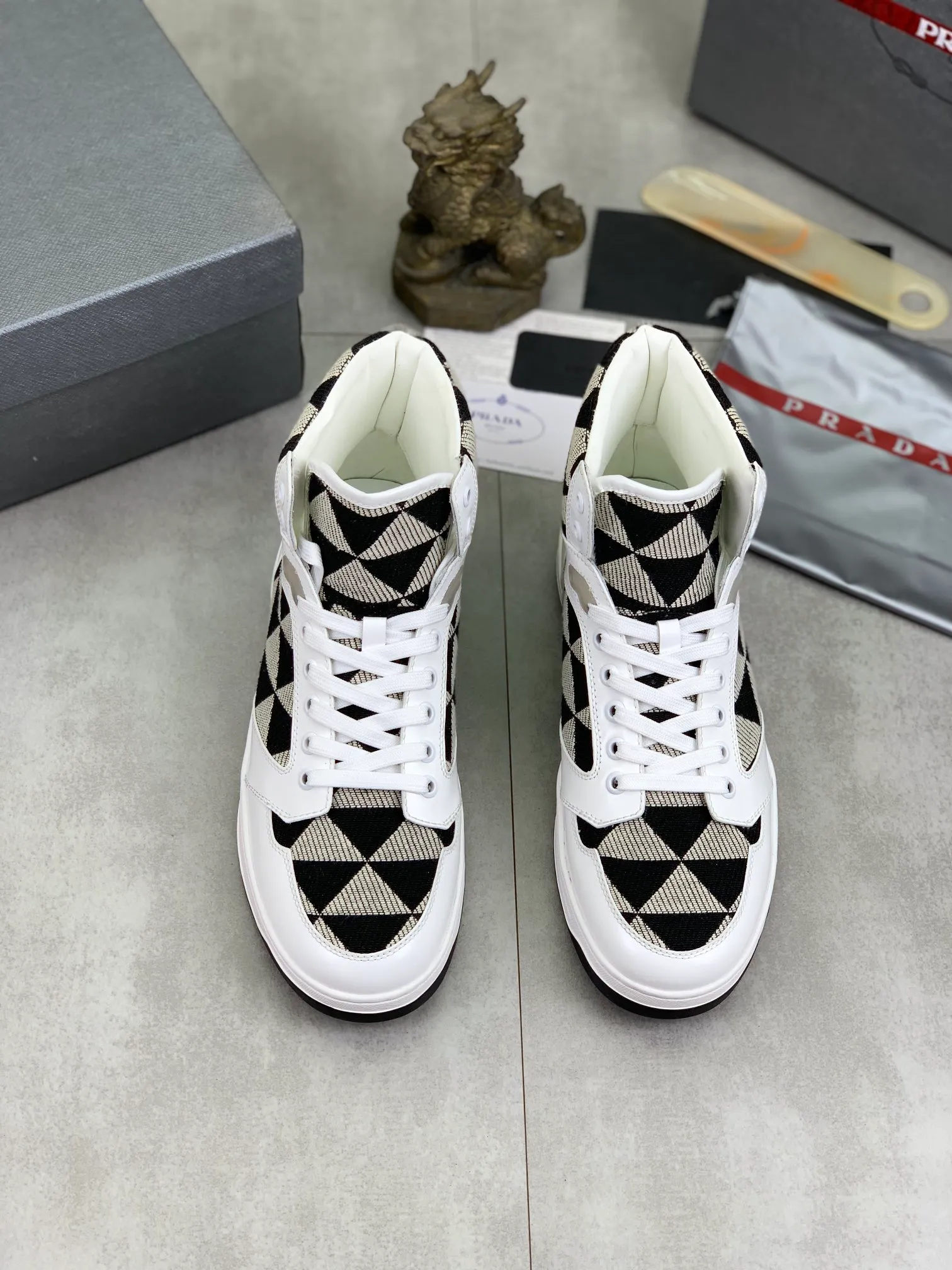 Men's shoes 💰P620 new model (high version) The new PRADA (Prada) high-top counter has launched the classic model at the same time. The new men's shoes and 😘fabrics are selected from the original imported calfskin. First layer of imported cowhide lining. The original version is awesome! 👍🏿Original open-molded non-slip PU outsole, with exquisite lines, simple and elegant, super comfortable and classy on foot, suitable for leisure travel. Code number:38-45